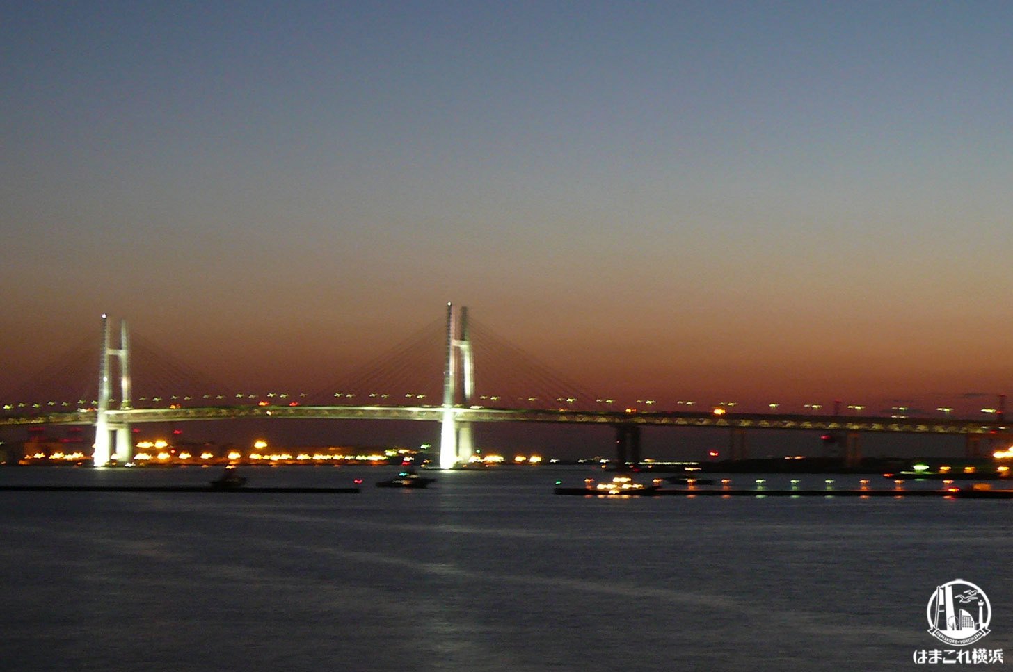 横浜港大さん橋客船ターミナルから見た6時10分の眺め