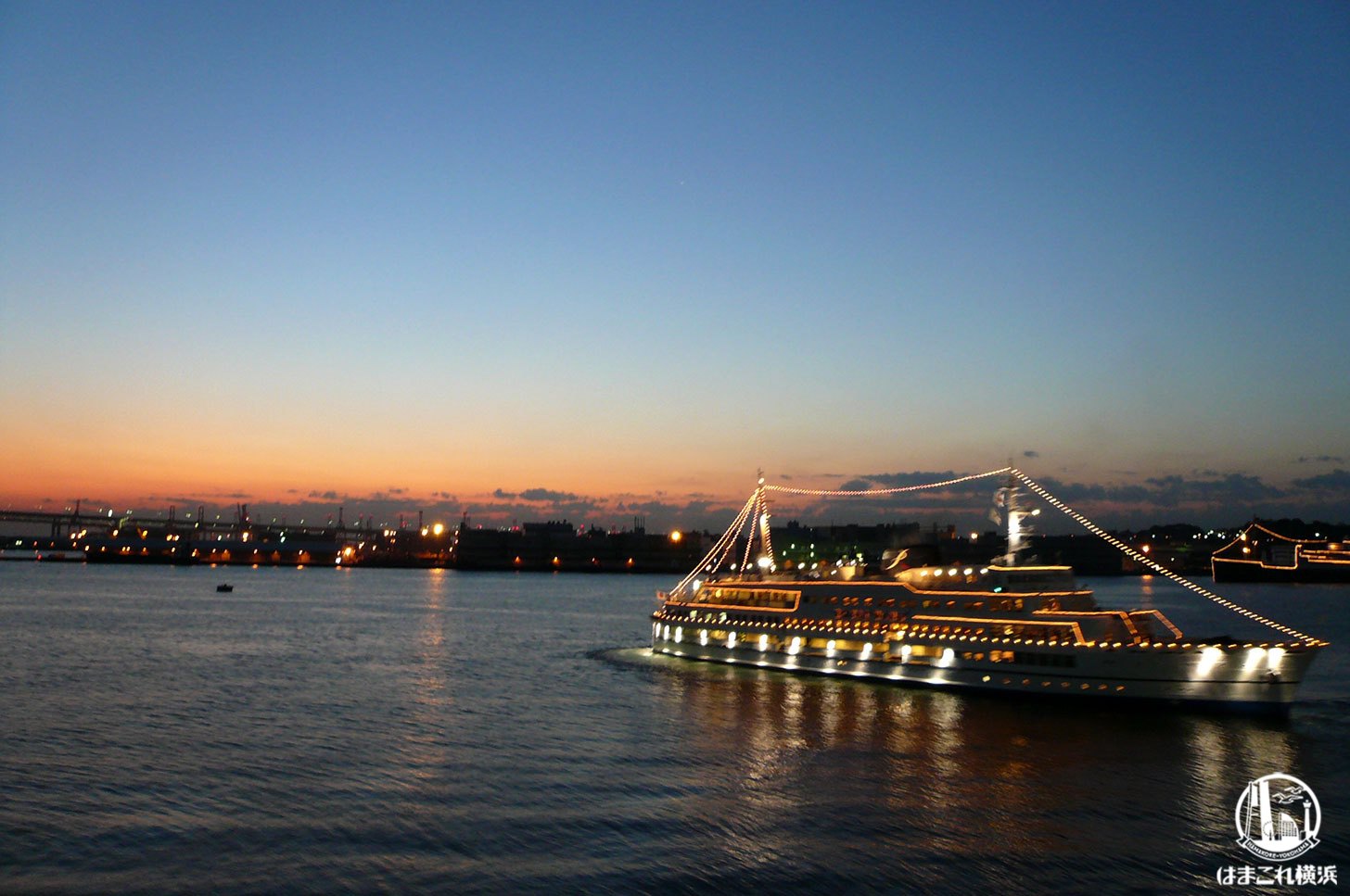 横浜港大さん橋客船ターミナルから見たロイヤルウイング
