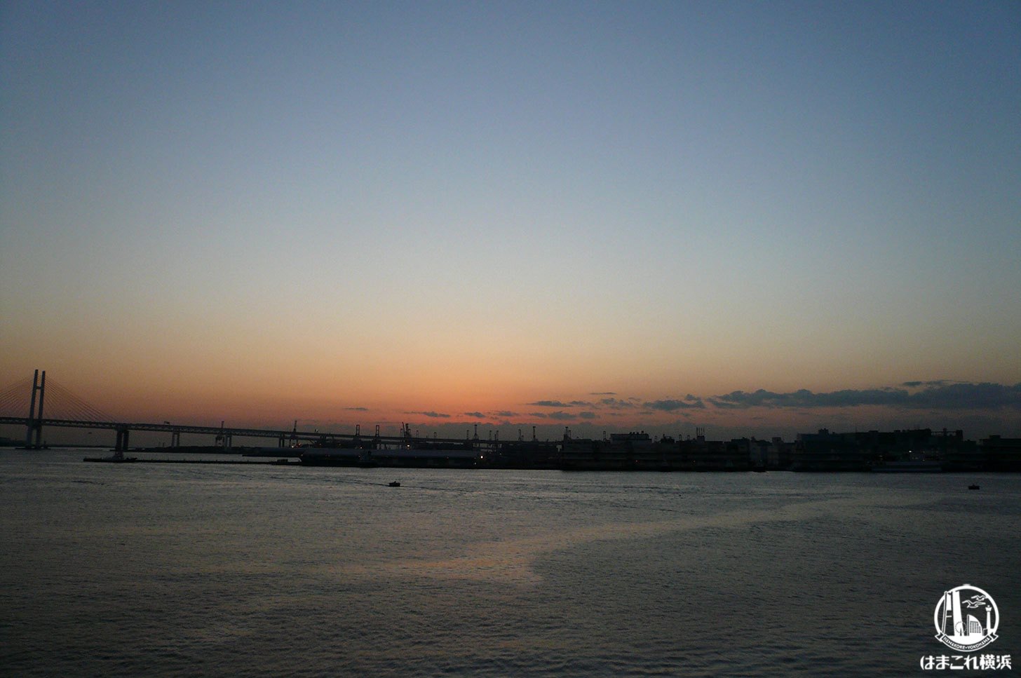 横浜港大さん橋客船ターミナルから見た初日の出 直前の空色
