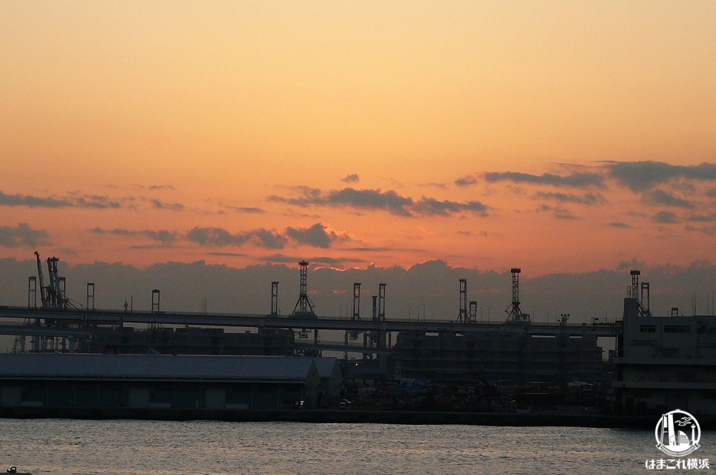 横浜港大さん橋客船ターミナルから見た初日の出 直前の空色
