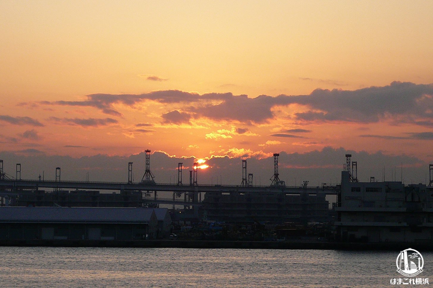 横浜港大さん橋客船ターミナルから見た初日の出