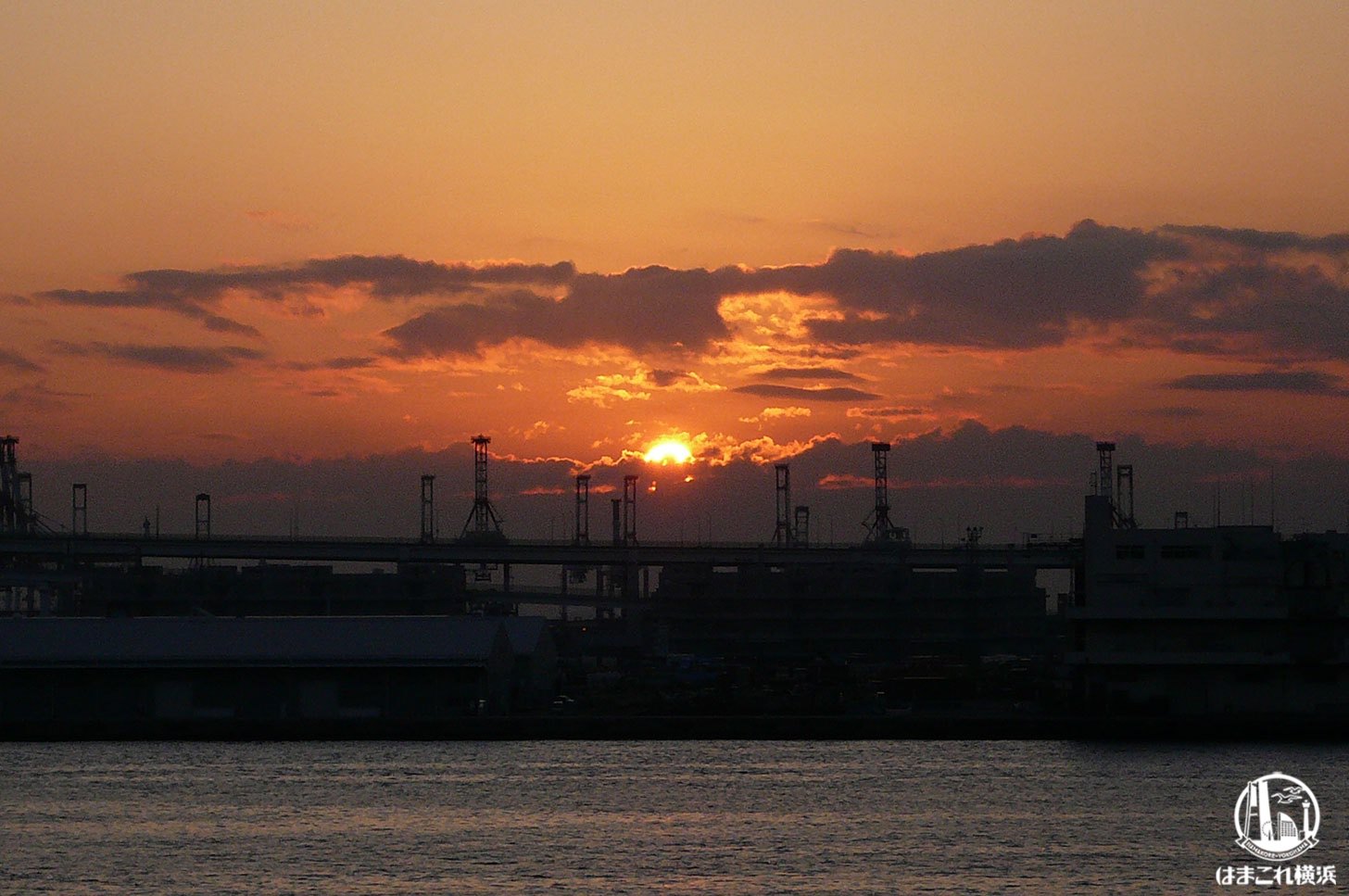 横浜港大さん橋客船ターミナルから見た初日の出