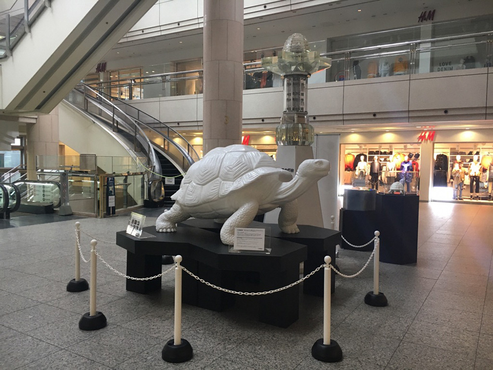 ヨコハマトリエンナーレ2017の巨大ガメが横浜ランドマークタワーに期間