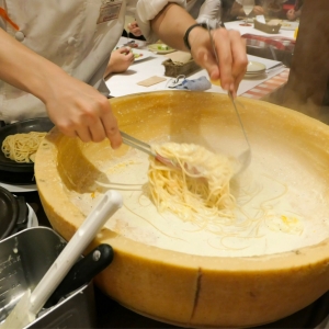 チーズカフェ 横浜のチーズ料理楽しすぎ！炭火チーズフォンデュ必食
