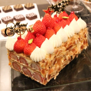 横浜ベイシェラトン ホテル、リース型やナポレオンなどクリスマスケーキお披露目！