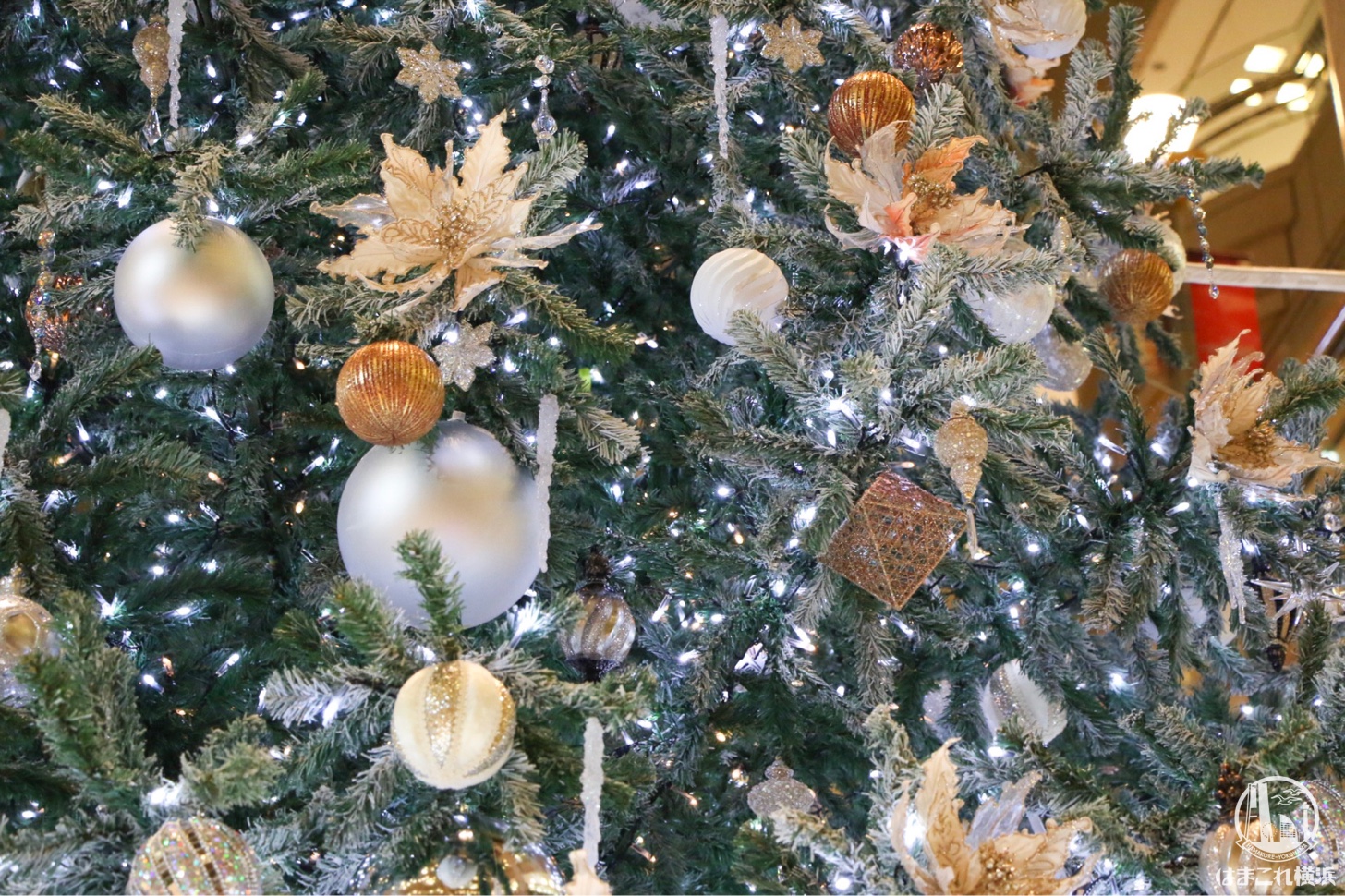 横浜 ランドマークプラザにホワイトクリスマスツリー登場！降雪