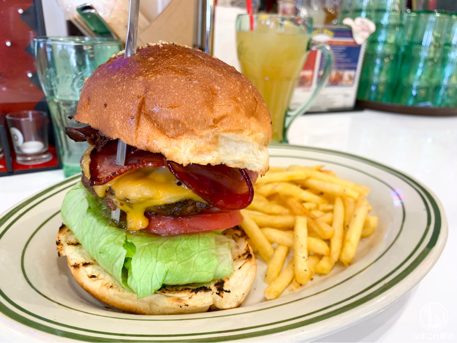 横浜「ペニーズダイナー」で100%ビーフ肉厚ハンバーガー！横浜港大さん