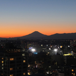 横浜マリンタワー 夕方行くと富士山シルエットとみなとみらいの景色が神々しくおすすめ！