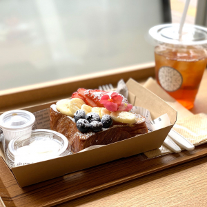 桜木町駅構内「アロハサラダ」の出来立てフレンチトーストは軽食にぴったり！電源席も完備
