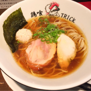 横浜・吉野町「鶏喰（トリック）」の醤油ラーメンは鶏の旨味深い衝撃の一杯！