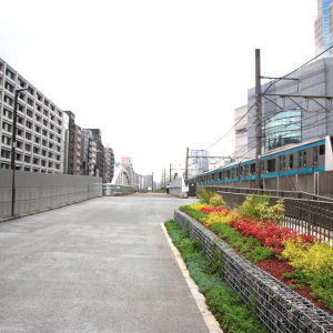 東横線跡地（桜木町駅そば）の歩道は走行中の電車が間近で見える場所だった！