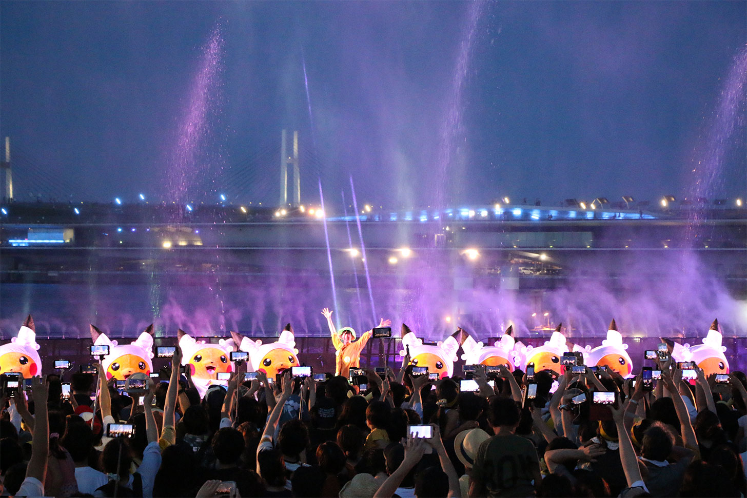 2019年 海×ピカチュウ、横浜赤レンガ倉庫で海と夜景をバックに 2019年 海×ピカチュウ、横浜赤レンガ倉庫で海と夜景をバックに