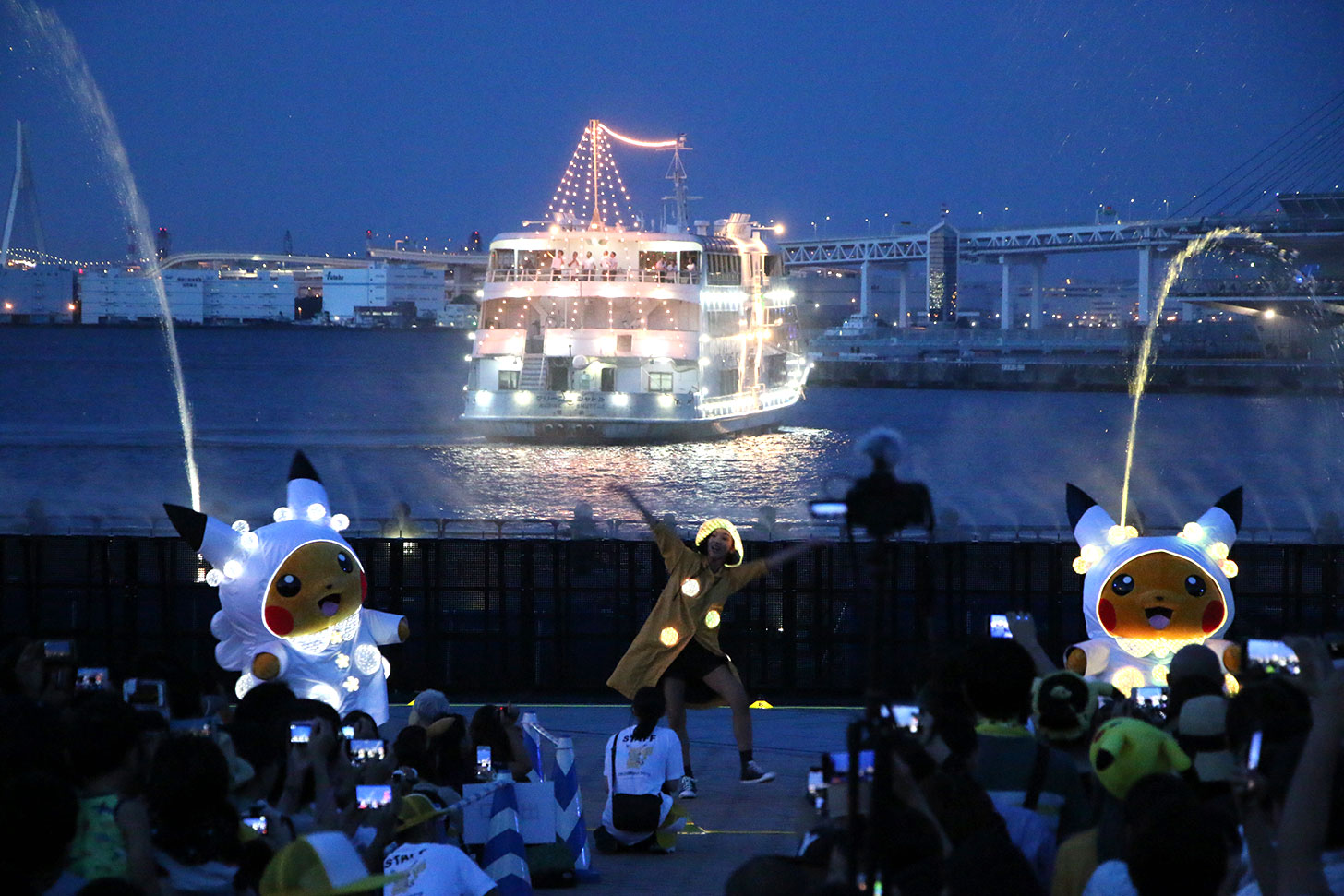 2019年 海×ピカチュウ、横浜赤レンガ倉庫で海と夜景をバックに 2019年 海×ピカチュウ、横浜赤レンガ倉庫で海と夜景をバックに