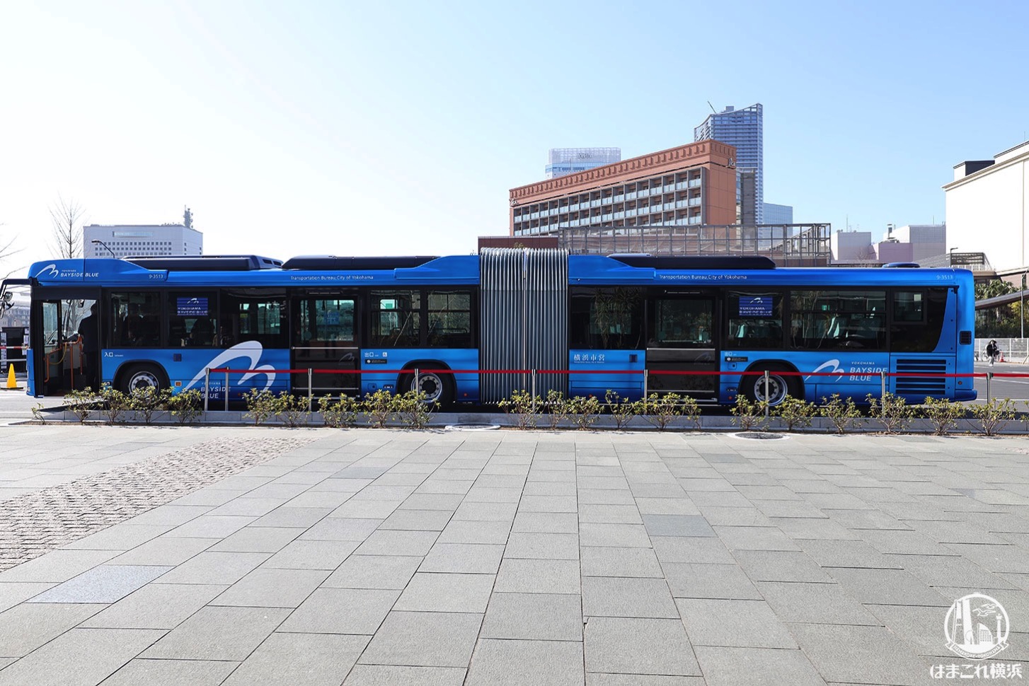 横浜 2連 国産初の連節バス「ベイサイドブルー」お披露目！横浜駅と山下