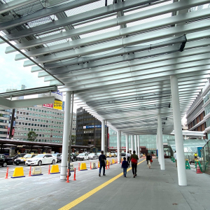 横浜駅西口 駅前広場の屋根が一部お披露目、通行可能に