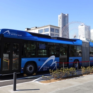 横浜の連節バス「ベイサイドブルー」が運行開始、ルートや運賃　あかいくつ等は再編