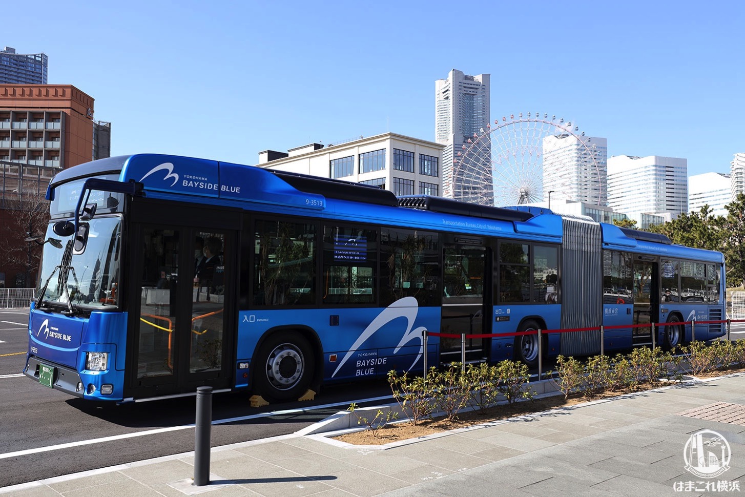 横浜の連節バス「ベイサイドブルー」が運行開始、ルートや運賃 あか