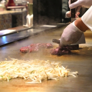 シァル横浜「鉄板焼き 寿々の助」のステーキが至福の旨さ！目の前で焼くライブ感も魅力