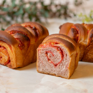 横浜ベイシェラトン「ドーレ」に“苺のマーブル食パン”初登場！新作パン全3種類