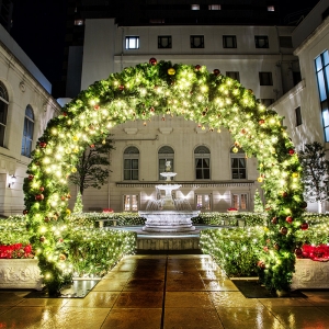 横浜・ホテルニューグランドに2021年クリスマスツリー！本館中庭は光の庭園に