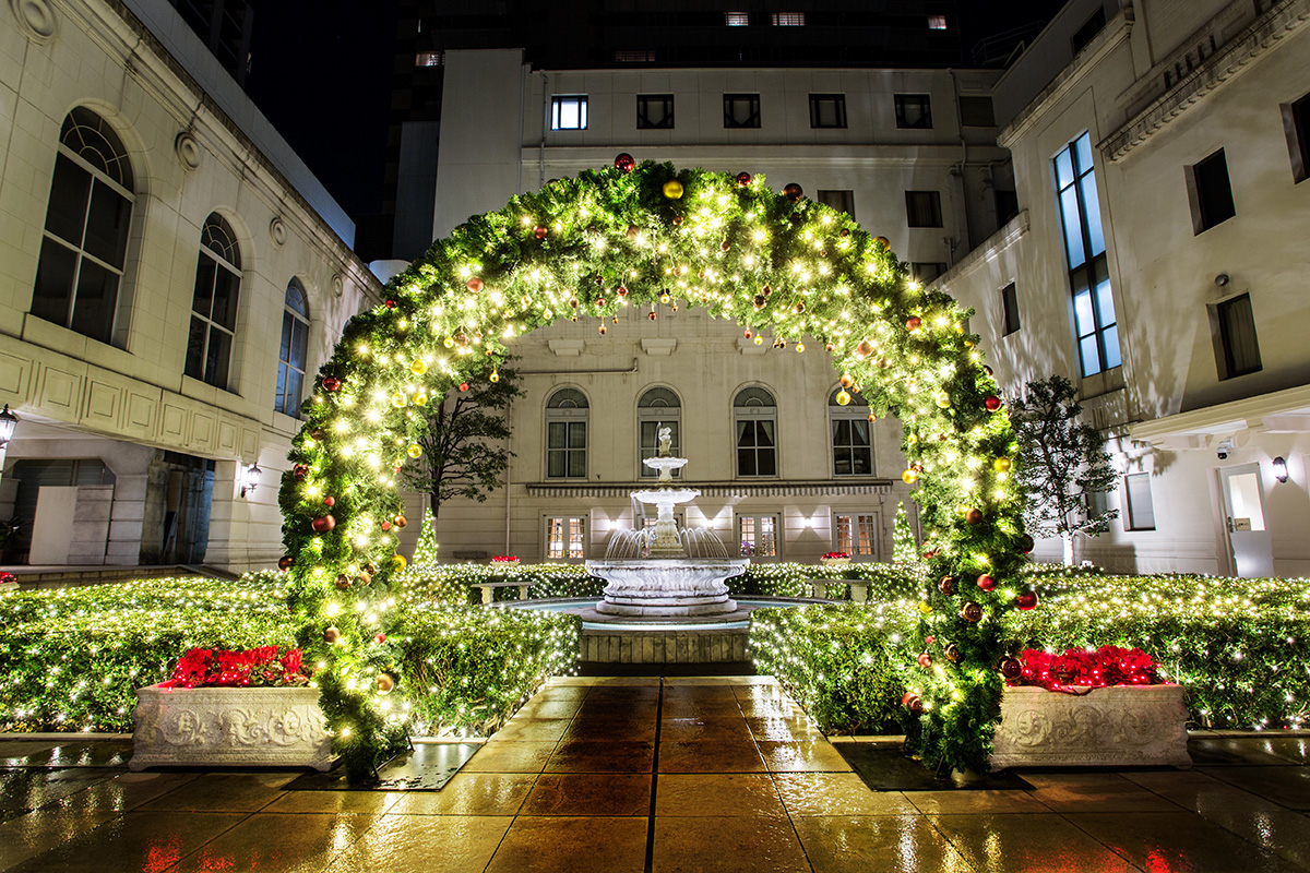 横浜・ホテルニューグランド2021年もクリスマスツリー登場！本館中庭は光の庭園に