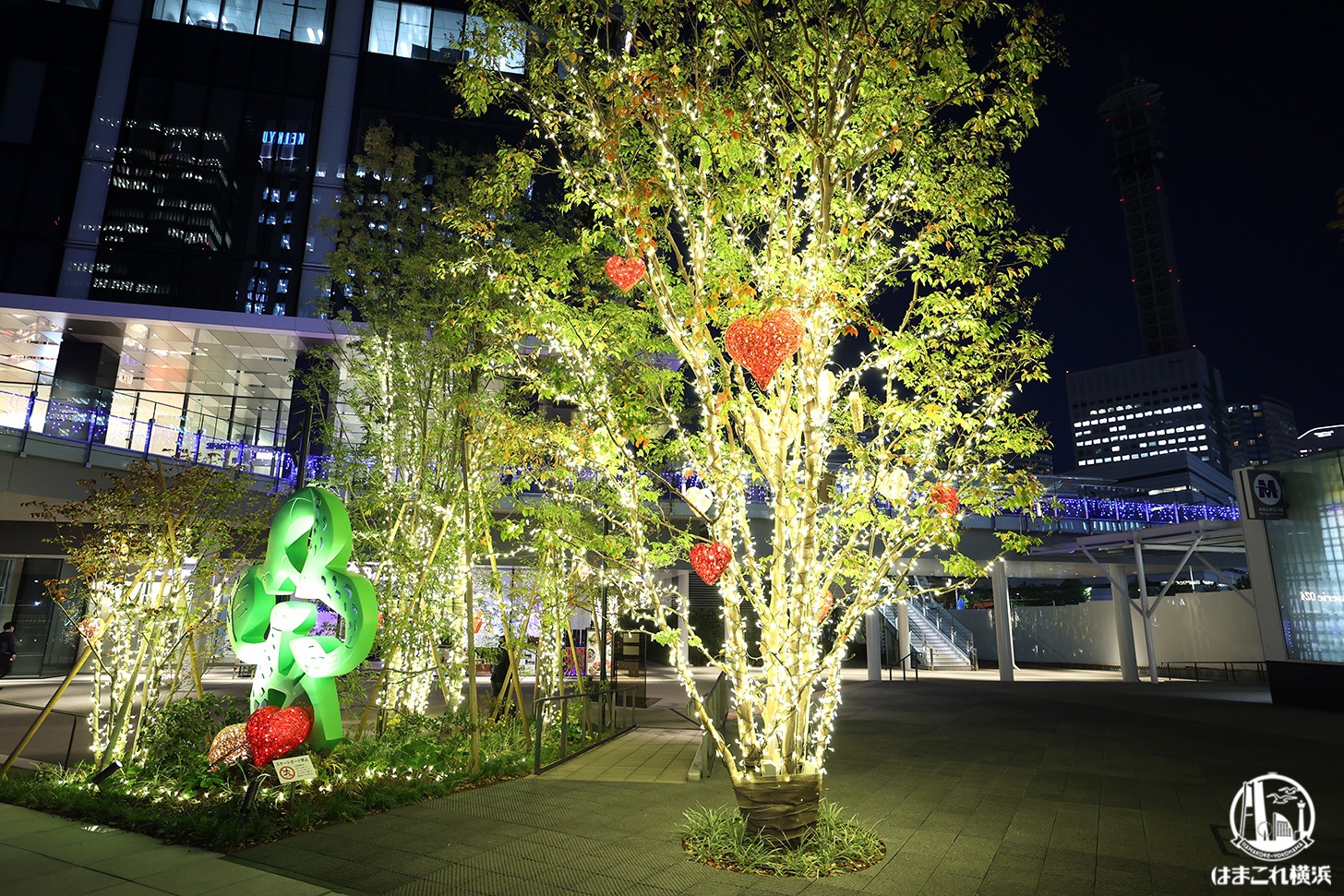 横浜グランゲートのイルミネーションとクリスマスツリー