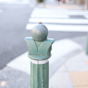 横浜・天王町駅前の旧東海道沿いに“侍ポール”発見！大門通りまで続く