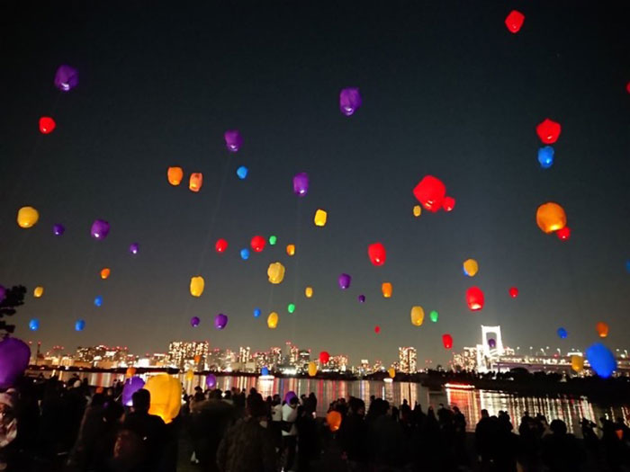 臨港パーク「カラフルスカイランタン」開催！横浜の夜空をカラフルに彩る