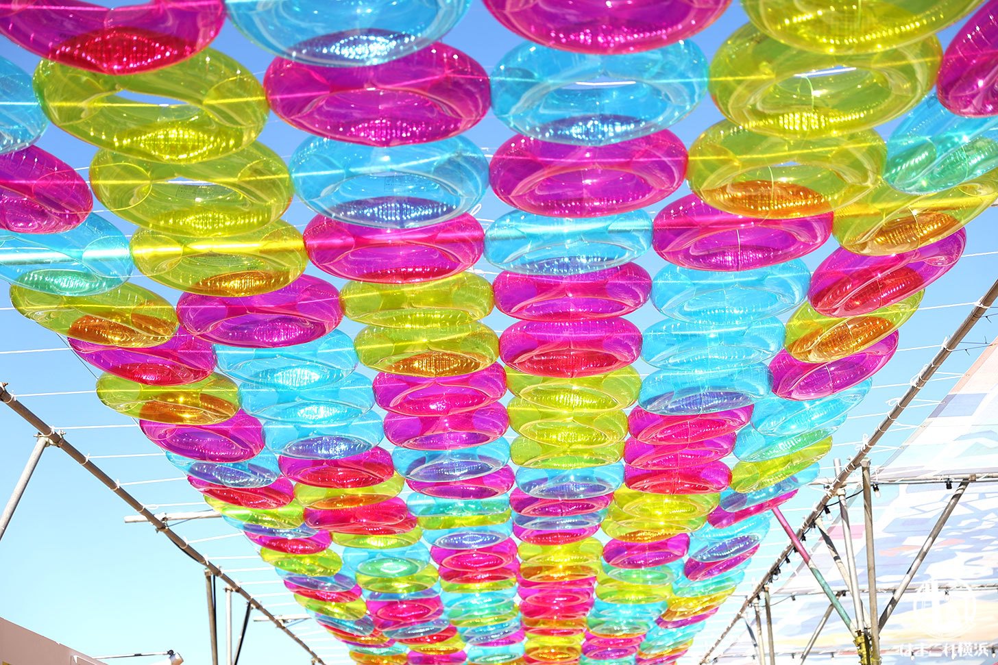 2022年「レッドブリックビーチ」を彩る約300個の浮き輪
