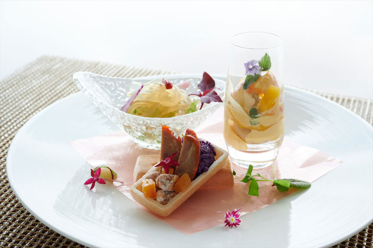 クラゲと神奈川県産野菜のサラダ / 腸詰め入り紫芋の最中 / 冷製 海老のマンゴーマヨネーズソース