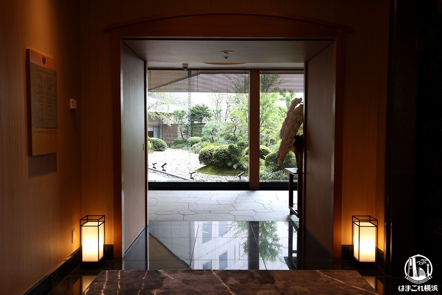 エレベーターホールに広がる日本庭園