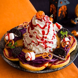エッグスンシングスにハロウィン満載パンケーキ！かぼちゃ風味の生地に紅芋クリームやお菓子も