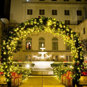 2022年 横浜・ホテルニューグランドに2つのクリスマスツリー！本館中庭は“光の庭園”を開催