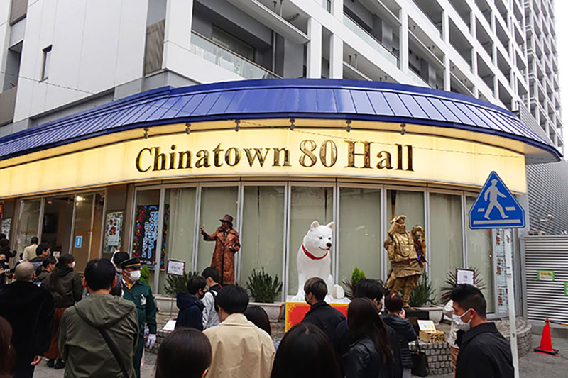 横浜中華街「ChinaTown80 Hall」前のスタチュー