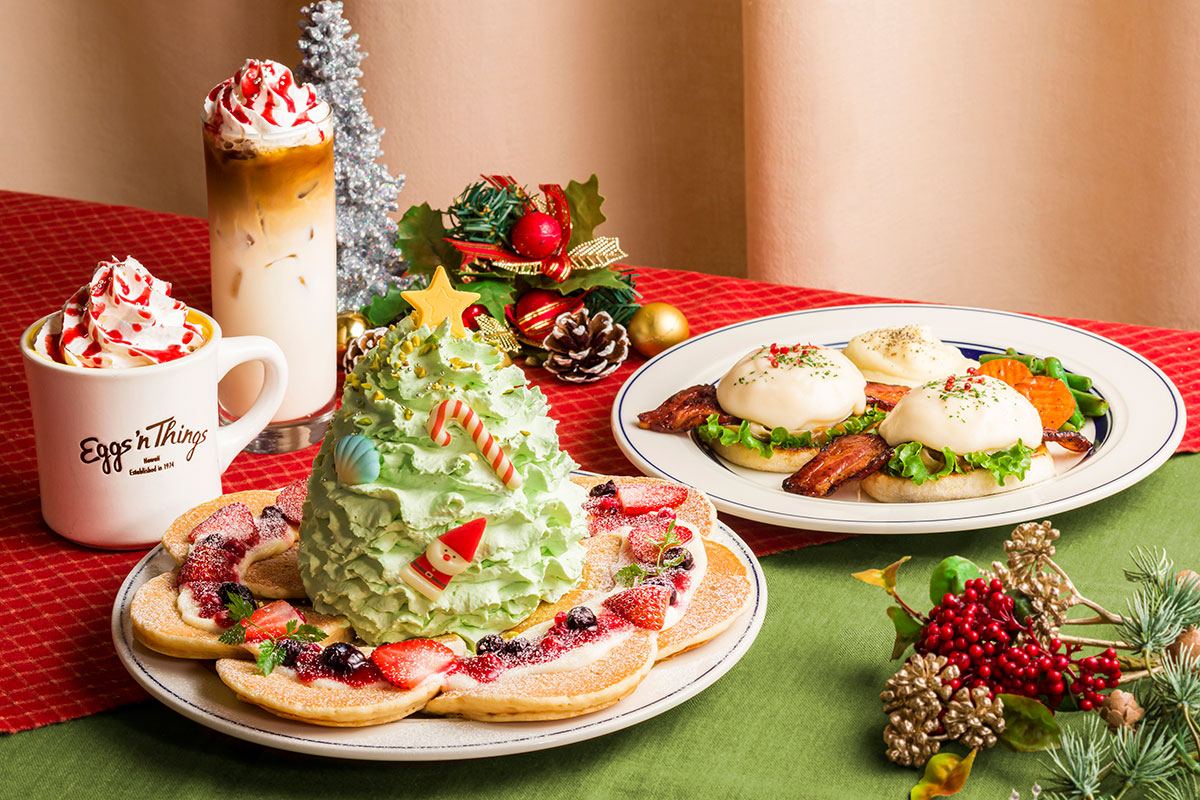 エッグスンシングスから“クリスマスツリー”テーマのパンケーキ！ピスタチオ風味の特別クリームたっぷりと