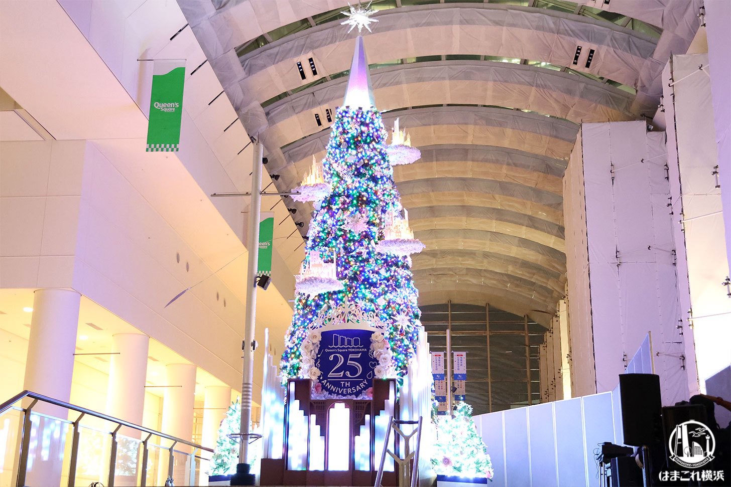 クイーンズスクエア横浜に2022年クリスマスツリー！光と音色のショータイム・イルミネーションも館外に