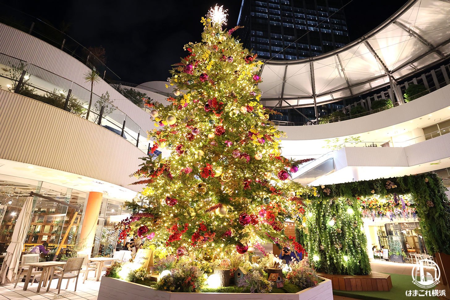 横浜ベイクォーター2022年クリスマスツリーの豪華絢爛に癒された！降り注ぐ花束も圧巻の美しさ