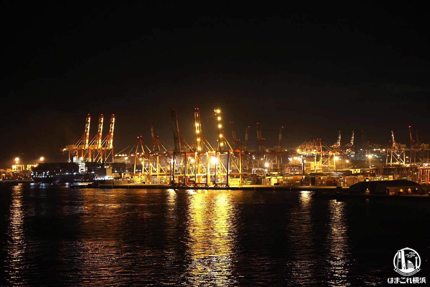 外港（大黒ふ頭）側のプロムナードから見た夜景
