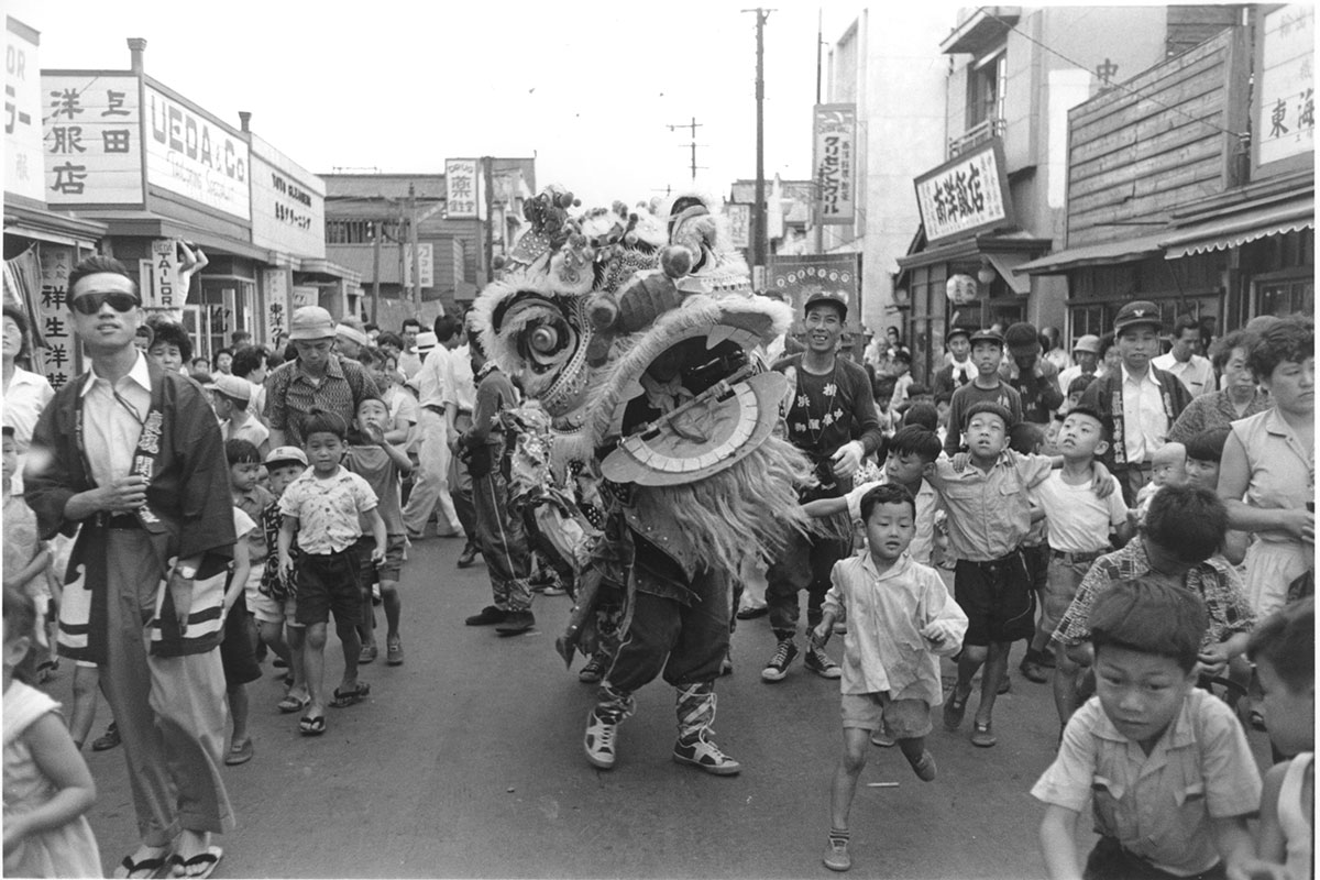 関帝廟通りを行く獅子舞 1956年10月10日（広瀬始親氏寄贈・横浜開港資料館所蔵）