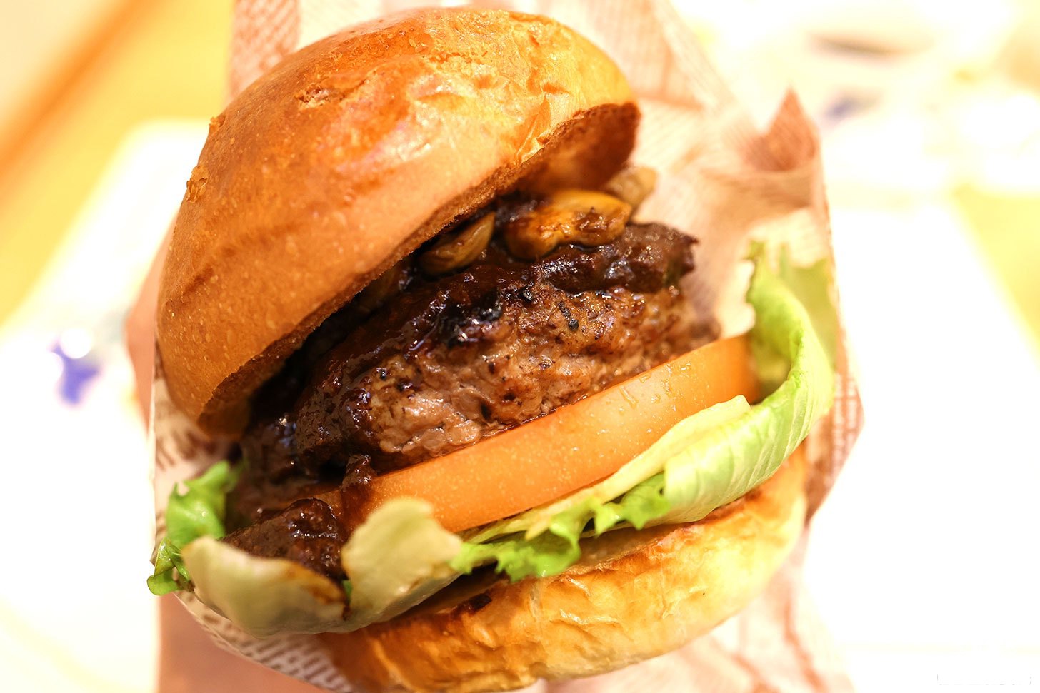 横浜ロイヤルパークホテル「フローラ」のハンバーガー食べて衝撃！人気ハンバーグ×黒ハヤシソースの豪華共演