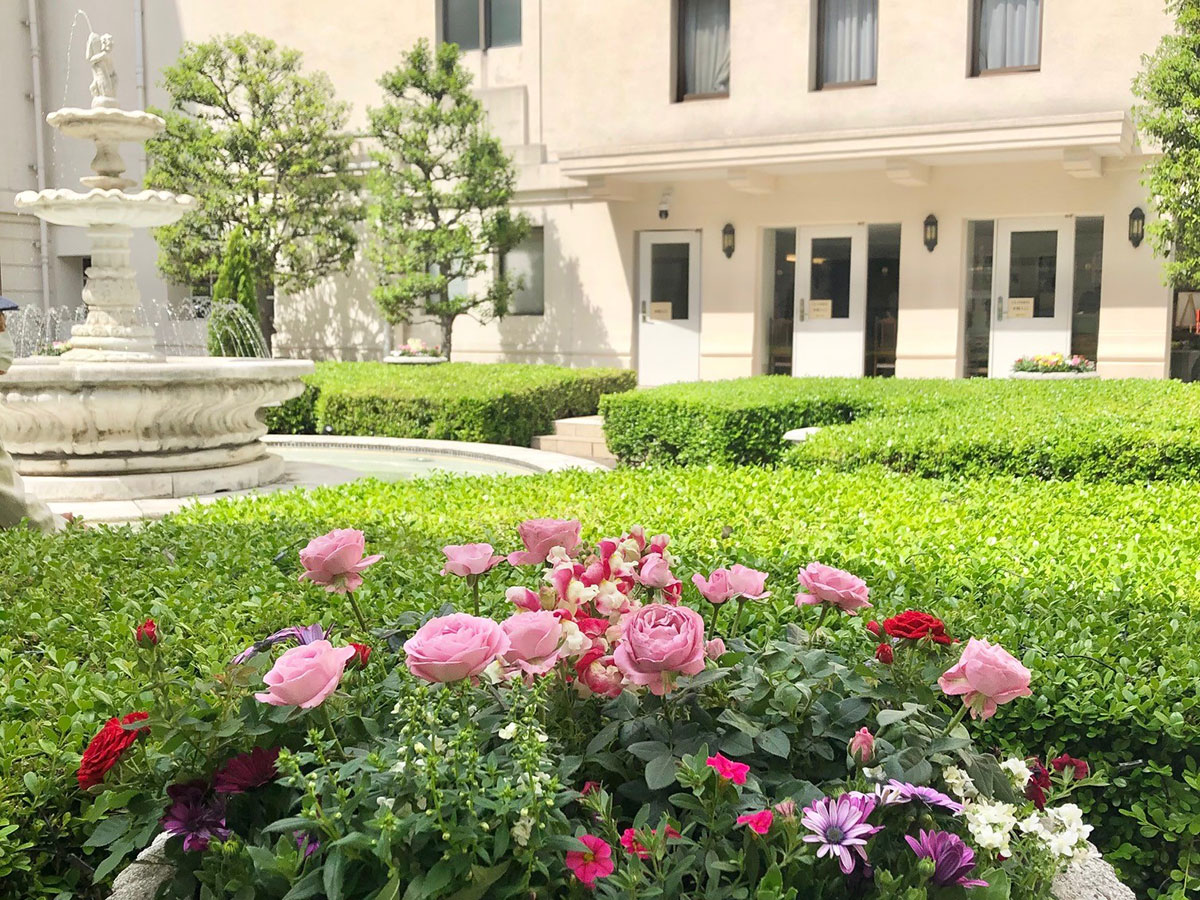 ホテルニューグランド本館中庭「花と緑の庭園」開催！ガーデンネックレス横浜2023連携