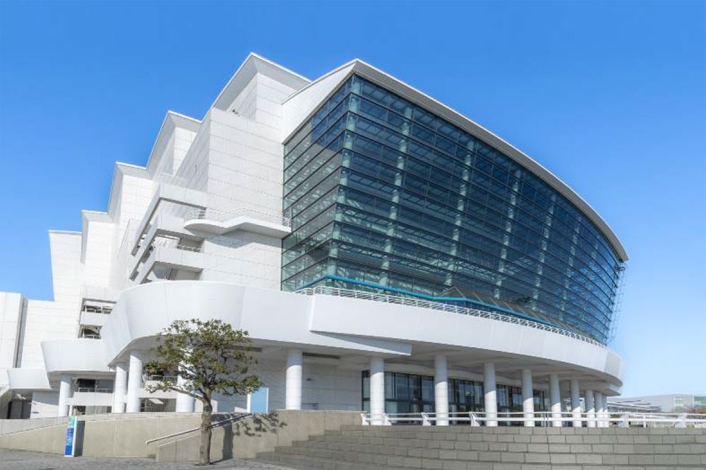 パシフィコ横浜国立大ホールの大ステンドグラス3年ぶりに一般開放！絶景ロビーも見学できる貴重な日