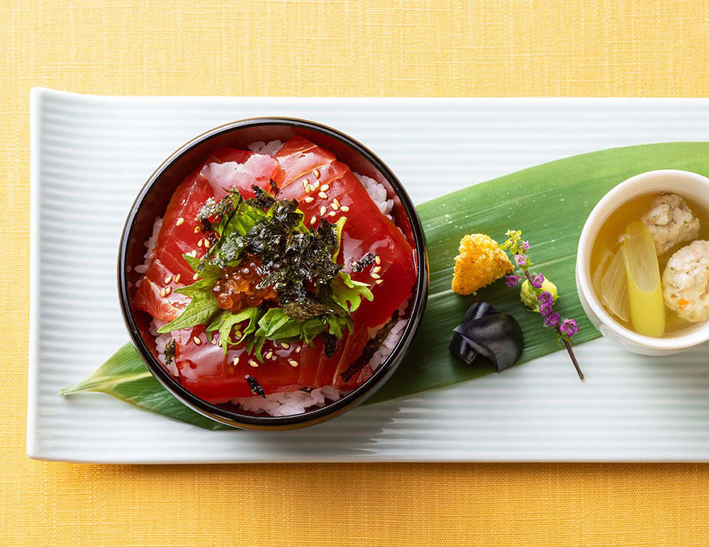 三崎のマグロと横浜蔦金商店の焼きバラ海苔の丼 マグロつみれ汁