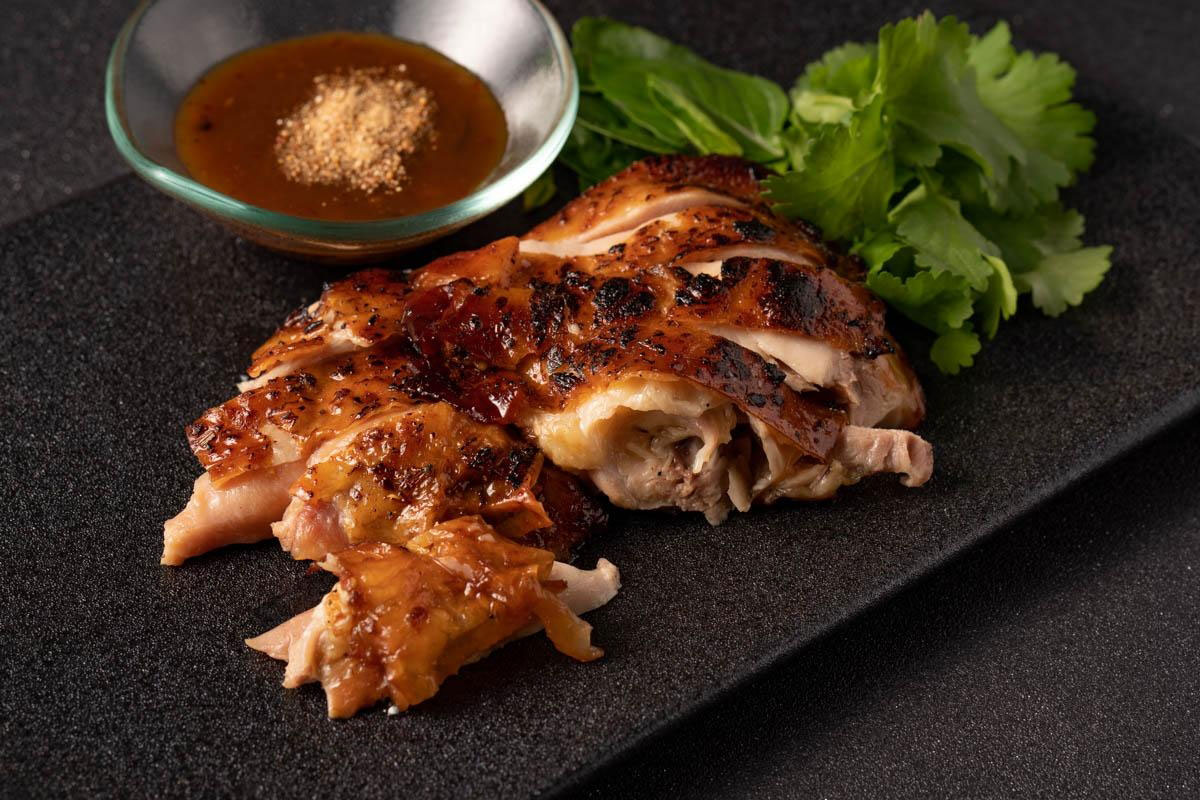 鹿児島県産赤鶏さつま骨付きもも肉のハーブ焼き 300g 2,000円
