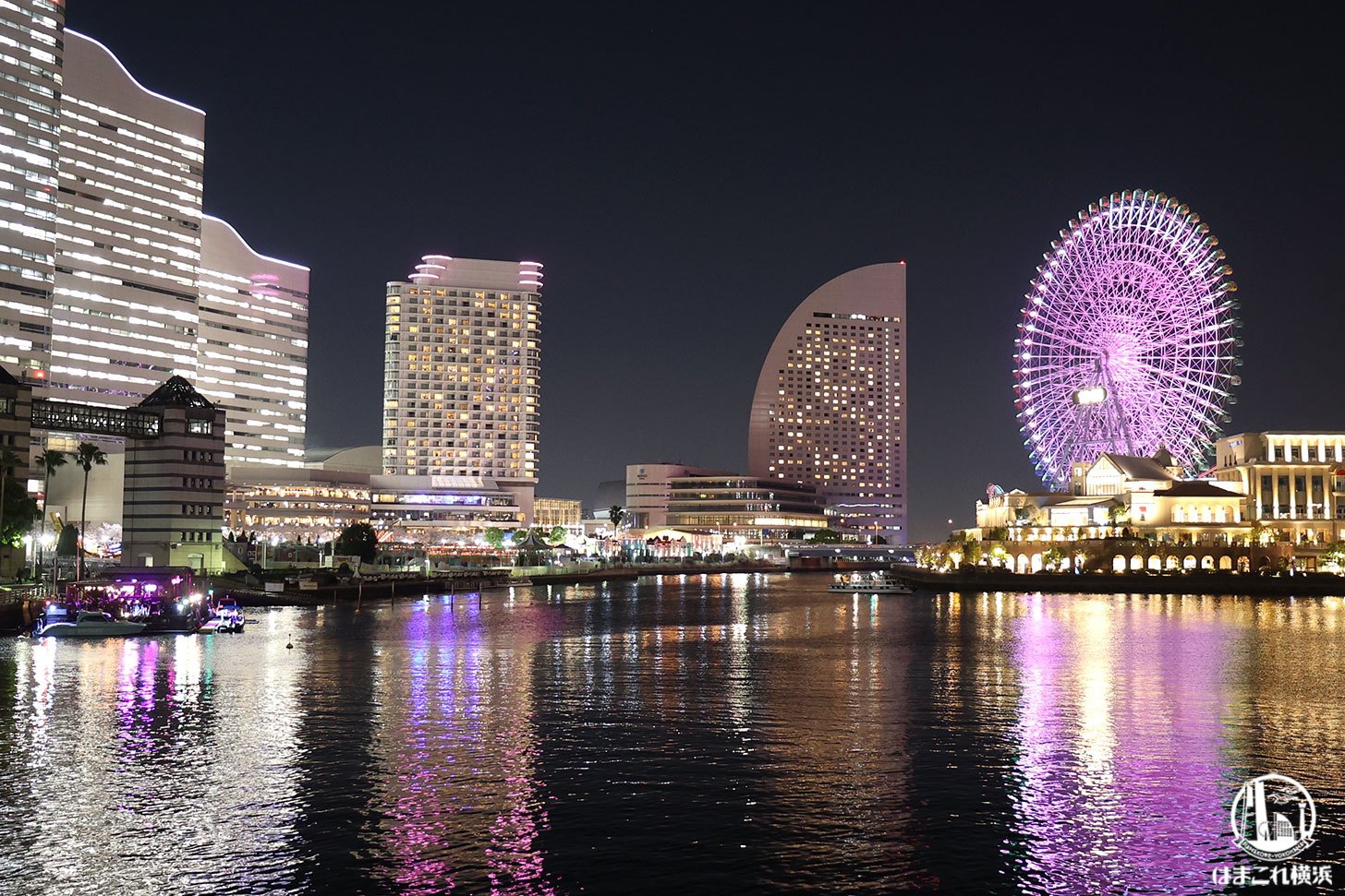 ピンク色にライトアップした横浜の夜景