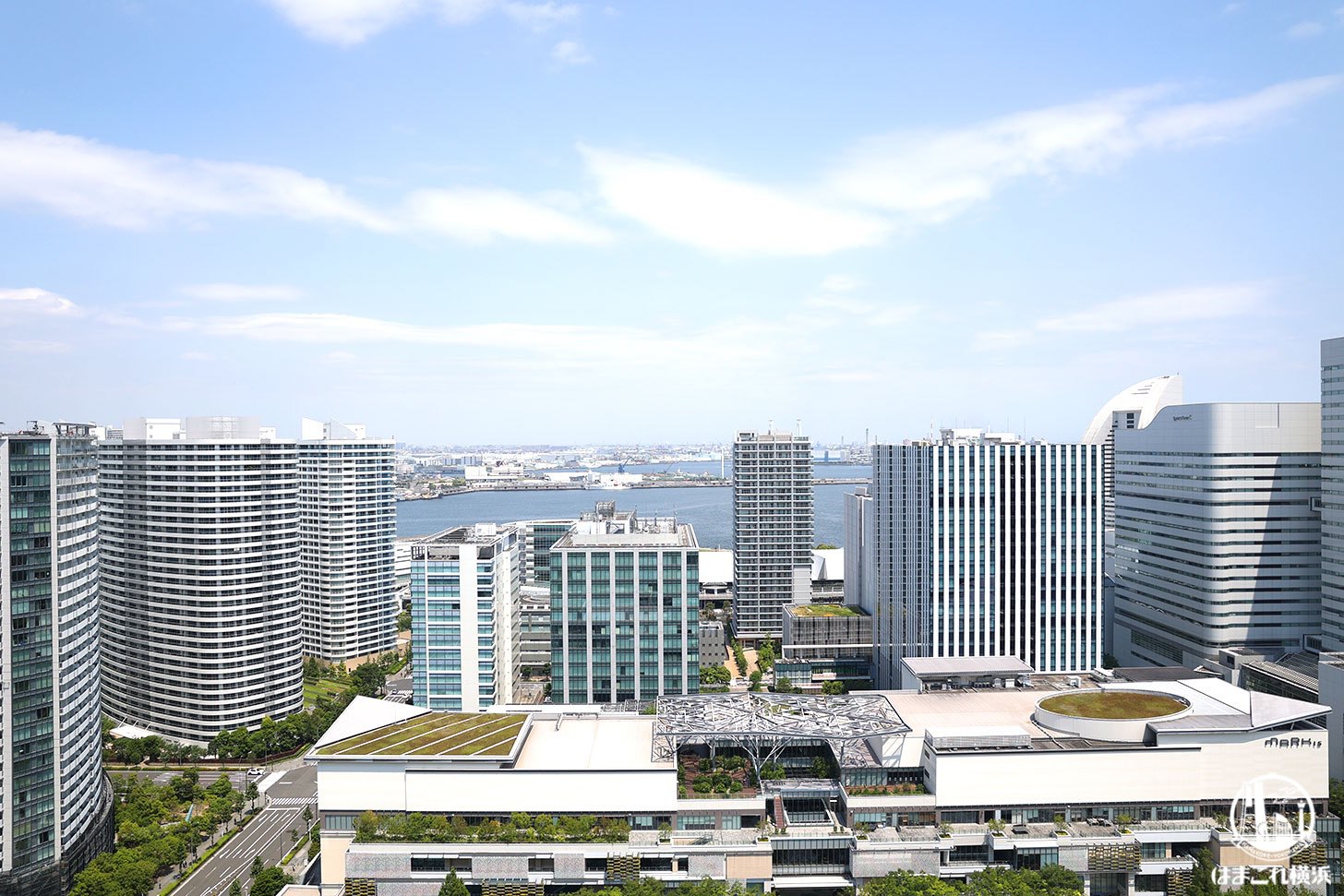 抜け感が心地良い横浜の海と空と街の景色