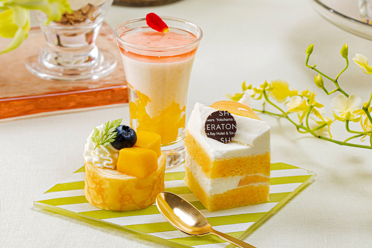 上：桃のムース / 左下：ミルクレープロールケーキ / 右下：桃のショートケーキ
