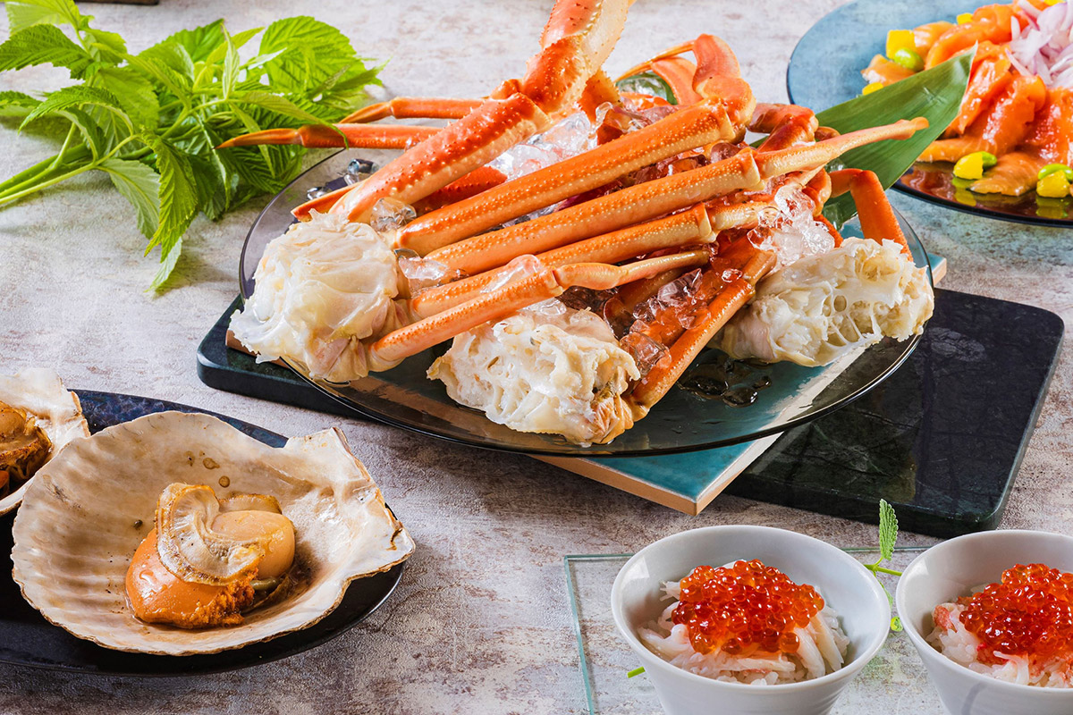 上：本ずわい蟹 蟹酢添え / 左下：北海道産ほたてのバター焼き / 右下：蟹いくらご飯