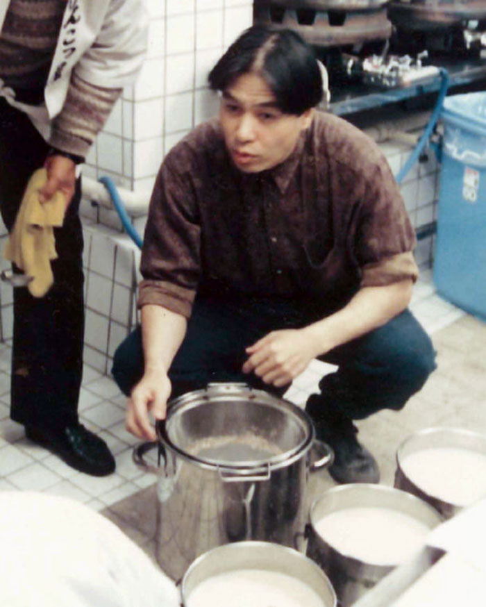 スープを研究する関川氏（1989年撮影）