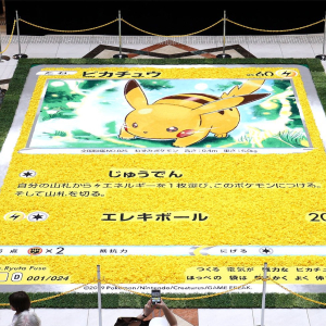ピカチュウのポケモンカードを再現した巨大フラワーカーペットが横浜のランドマークプラザに出現！